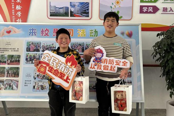 :把爱传递给“星星的孩子”J9国际集团大红车进校园(图1) :把爱传递给“星星的孩子”J9国际集团大红车进校园(图1)