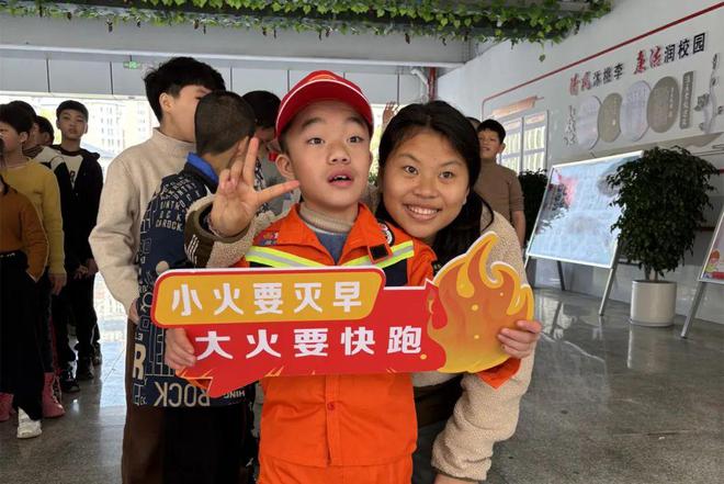 :把爱传递给“星星的孩子”J9国际集团大红车进校园(图3) :把爱传递给“星星的孩子”J9国际集团大红车进校园(图3)